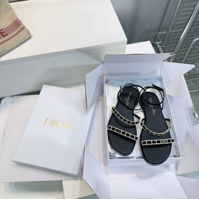 高品质出厂 ！顶级品质原单渠道！迪奥 Dior 25春夏季新款简易一字带钻扣平底、粗跟凉鞋！ 仙气飘飘气场十足！ 水钻 Logo 颜值超级在线 穿起来就是富家千