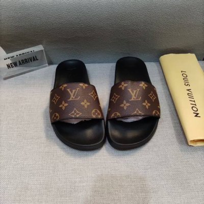 出厂： Lv平底拖鞋热卖中非常舒服百搭的一款凉拖，新的一轮假期又要来了、赶紧买上一双旅游去吧防滑底设计、无论是居家还是日常休闲都是不错的选择 标准码数：35-4
