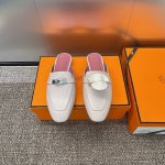 工厂价 爱马仕 Hermes 春夏经典款 Kelly扣 Oz拼色低跟女鞋 H家平底圆头穆勒凉拖鞋 材质：进口小牛皮+水染羊皮水里+意大利真皮大底 跟高：1.5C