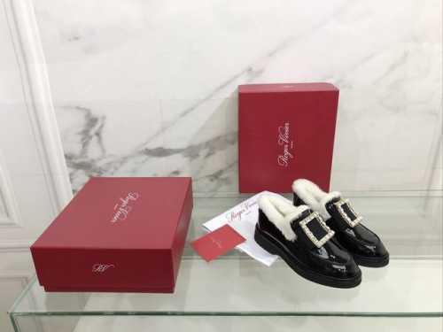 光扣 钻扣 RV羊毛里乐福鞋 Roger vivier乐福鞋刘雯、唐嫣、欧阳娜娜等众明星同款，设计上依旧是Rv经典大扣，无论搭配裙装裤装 都是帅气不失优雅 鞋面