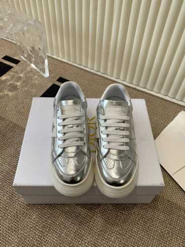 Dior迪奥2024新款松糕鞋厚底休闲鞋 这款Dior Star运动鞋延续经久不衰的轮廓，采用牛皮革精心制作，所以上脚会特别的舒服哦 饰以同色调绒面革镶片金属星