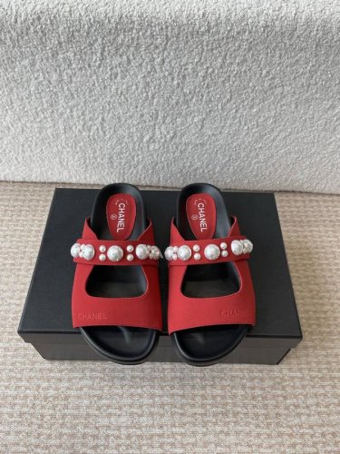 chanel 小香 25Ss 春夏新品度假 珍珠懒人拖鞋 小香的一款全新设计 鞋面纯手工珍珠编织搭配双C五金装饰 简约百搭上脚超级美的 怎么看都超美 鞋面：进口