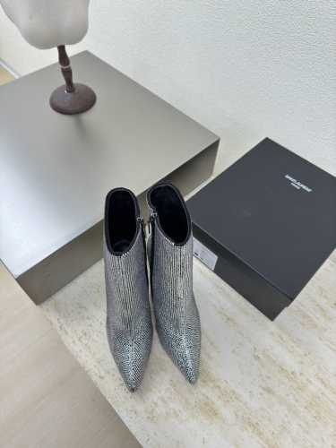 水晶靴 YSL 中筒靴 外销经典 Yvette Saint Laurent圣罗兰logo 精致高跟 黑银色 最懂女人心的杨树林 无死角的美鞋 撑起气场 小羊皮