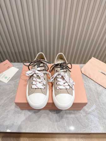 顶级版本 miumiu缪缪时装周Miu Miu 2025春夏系列秀场这双运动鞋引起关注 Miu Miu 与 New Balance 合作系列无疑是近几年最成功的 - 点击图像关闭