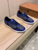新款: 厂价 迪奥Dior* 最新爆款休闲鞋，顶端品牌奢侈～代购，顶级～质量。鞋面選用进口透气牛皮搭配布材质透气羊皮垫脚 精细做工。原版个性时尚柔软橡膠耐磨防滑