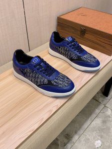 新款: 厂价 迪奥Dior* 最新爆款休闲鞋，顶端品牌奢侈～代购，顶级～质量。鞋面選用进口透气牛皮搭配布材质透气羊皮垫脚 精细做工。原版个性时尚柔软橡膠耐磨防滑