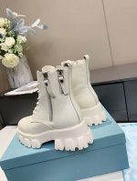 出厂350 顶级版本 火爆普拉达[抱拳][抱拳][抱拳][抱拳][抱拳] Prada 鞋面：进口头层牛皮内里羊皮 大底：Tpu+抽真空。增高厚底，原版1比1开版