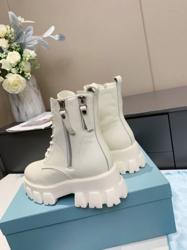 出厂350 顶级版本 火爆普拉达[抱拳][抱拳][抱拳][抱拳][抱拳] Prada 鞋面：进口头层牛皮内里羊皮 大底：Tpu+抽真空。增高厚底，原版1比1开版