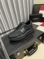 出厂价pp： Armani 阿玛尼新款时尚男士运动鞋精心打造国际品牌 此款休闲鞋集优质面料与精湛工艺于一身，鞋面选用原版透气飞织制成！透气内里羊皮垫脚。上脚效果