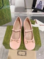 新品 女士水钻粗跟马衔扣凉鞋 系带单鞋 这款浅口鞋甄选漆皮打造 匠心融蕴经典马衔扣造型配件 圆头和可调节脚踝搭扣设计相得益彰 演绎学院风格 原版定制进口漆皮 内