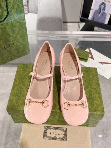 新品 女士水钻粗跟马衔扣凉鞋 系带单鞋 这款浅口鞋甄选漆皮打造 匠心融蕴经典马衔扣造型配件 圆头和可调节脚踝搭扣设计相得益彰 演绎学院风格 原版定制进口漆皮 内