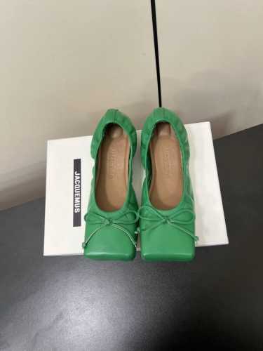 Jacquemus25春夏新款方头鞋蝴蝶结半拖 单鞋！ 方头设计真的好时髦！牛仔裤 小裙子搭配不在话下！可可爱爱没有脑袋 四方方的 时髦精必入的一款！ 流行的方