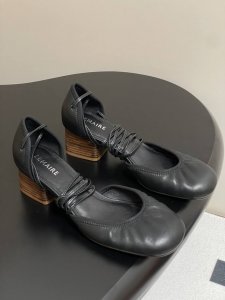 Lemaire 2025Ss早春新款绑带芭蕾舞鞋超软超舒适奶奶鞋平底 中空粗跟单鞋 上脚真的超级舒适 低调简约又不失高级 随意慵懒 小鸡黄色也好看 平底 小羊皮