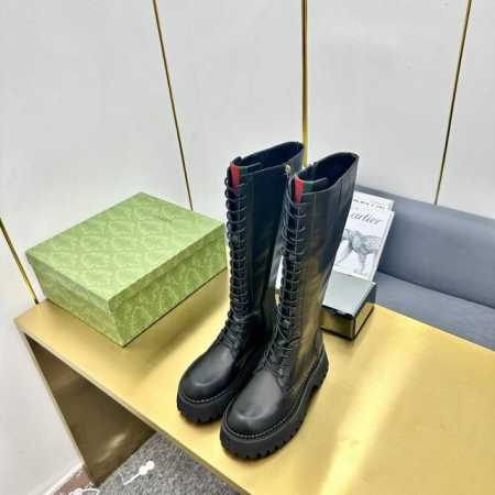 出厂价 2024最新版古琦GUCCI百搭绑带马丁靴，方便穿脱‘品牌织带拼色搭配 跟高：5cm 面料：牛皮 开边珠 内里 垫脚：羊皮里。 大底是发泡大底材质 颜色 - 点击图像关闭