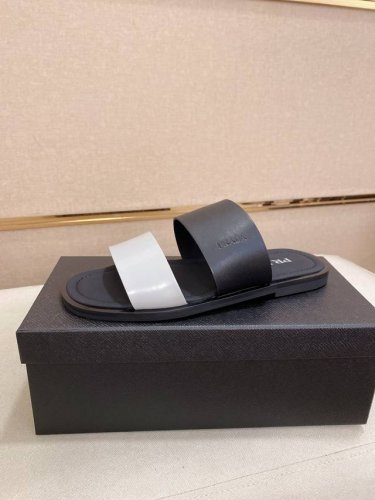 工厂p价 prada 拖鞋 顶级代购 男士春夏拖鞋专柜同步 鞋面意大利进口牛皮搭 标志图形高品质工艺 鞋底 原厂特供原版底 独家活动成型底超级舒适 原厂跟单货