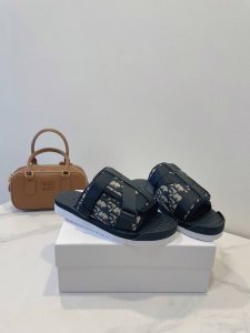 dior 迪奥25Ss 沙滩鞋 经典巴黎刺绣鞋面 颜色百搭 3Cm增高鞋底 火爆整个夏季 Size 37-45 原盒配备包装