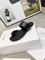 高品质出厂 The Row 新款拖鞋，你可以永远相信The Row ，极简、复古是他们的代名词一如既往的简单，有设计感，线条简洁流畅，细节满满 鞋面1:1订制牛