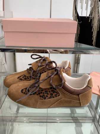 Miu Miu 25ss新款早春休闲鞋 这款系列超喜欢了 上脚舒适轻便 时尚少女设计随便搭配 进口鹿皮马毛鞋面 原版透气布内里 原版耐磨橡胶大底 码数：35-4 - 点击图像关闭