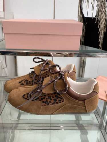 Miu Miu 25ss新款早春休闲鞋 这款系列超喜欢了 上脚舒适轻便 时尚少女设计随便搭配 进口鹿皮马毛鞋面 原版透气布内里 原版耐磨橡胶大底 码数：35-4