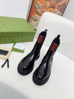 出厂价Pp： 元 2025最新版古琦Gucci百搭马丁靴，方便穿脱一脚蹬‘品牌织带拼色搭配 跟高：5Cm 面料：牛皮 开边珠 内里 垫脚：黑色牛里 大底是发泡大