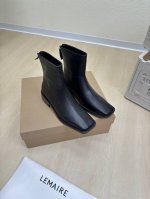 平底 方头 踝靴 Lemaire 来自法国巴黎 设计师品牌 女鞋 头层牛皮 真皮包跟 档次满满 黑色 绑带设计 将肌肤分割成块面，有着若隐若现的魅力。 弹力 元
