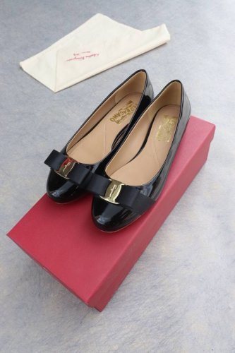 p直销 女鞋 女装 Salvatore Ferragamo 菲拉格慕Sf经典款 跟高：平底 皮扣 鞋面：进口牛漆皮 内里：羊皮 垫脚：羊皮 码数：35-39标准