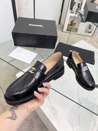 P400顶级版本Chanel 香奶奶 ｜小香经典拼色双C乐福鞋单鞋 乐福鞋爱好者绝不能错过 这款气质上更中性帅气几分 线条感很足 鞋面采用进口小牛皮 内里垫脚采