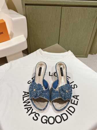 拖鞋 凉鞋 225 驴家新品 New Arrival～Lv春夏单宁猫跟拖鞋.单宁色搭配的棕色皮质，也太出彩了！ 刚刚好的小猫跟，性感舒适，拉满了夏日美鞋能给的满 - 点击图像关闭