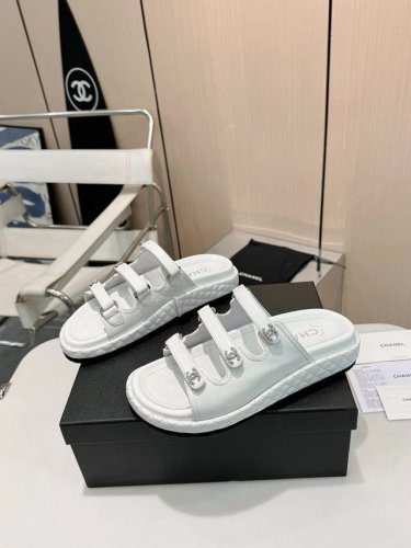 挖到宝！chanel 香奈儿25 A魔术贴凉鞋家人们，不用找代购，现在你就能轻松拿下这双香奈儿25 A春夏魔术贴凉鞋！专柜品质，每年必入的经典款，错过真的会哭今