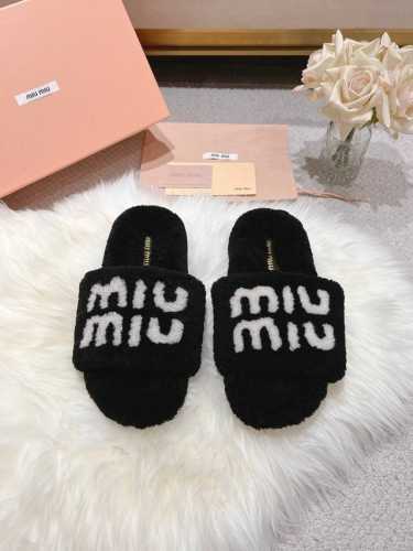 跑量款 A卷羊羔毛黑色 miumiu*爆款毛拖 2024新毛毛鞋 顶级品质 全新冰岛羊羔毛，双层皮毛一体鞋面舒适柔软，利落线条勾勒别致廓形，挥洒自信时髦。温柔配