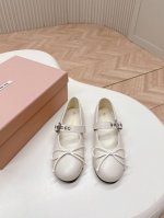 出厂 ，Miumiu 新款蝴蝶结皮带扣芭蕾舞鞋玛丽珍单鞋 秀场工艺来自Miu Miu系列的细节特写，新季的潮流要素，与此刻挚爱的概念，玛丽珍芭蕾舞传达现代风格~