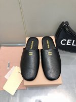MIUMIU2024秋夏系列穆勒鞋拖鞋包头小羊皮半拖Zp开发 原版拆卸 对版拖鞋秒杀市面版本 Miu真的太少女啦 超级柔软舒服的脚感 材料：原版磨砂皮 小羊皮