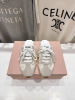 顶级出厂 布面 Miumiu 缪缪2025Ss早春新品轻便半拖球鞋德训鞋休闲鞋，缪缪大秀上爆出的这双球鞋 后全球各大代购官网火爆上市. 简单很随意不羁又能体现单