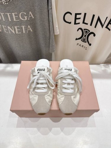 顶级出厂 布面 Miumiu 缪缪2025Ss早春新品轻便半拖球鞋德训鞋休闲鞋，缪缪大秀上爆出的这双球鞋 后全球各大代购官网火爆上市. 简单很随意不羁又能体现单