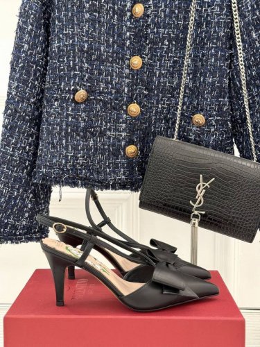 厂价 valentino 华伦天奴25Ss春夏 新品蝴蝶结高跟凉鞋 高辨识度的个人风格靠拢 立体镂空蝴蝶结装饰灵动又温柔 方跟设计舒适度超好搭配 vlogo标志