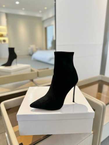 价格： 卡萨帝 Casadei 女王的高跟鞋，来自意大利顶级鞋履品牌 是由Quinto Casadei于1958年在意大利圣毛罗帕斯科利创立。 Casadei