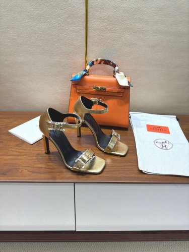 Hermes 爱马仕 经典H高跟凉鞋系列时尚经典又百搭 超级舒服 历时半年拆卸原版开发 匠心精神 每个细节都做到极致 设计简约流畅 打造时尚经典柔美造型 材质: