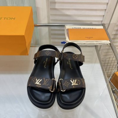 P260 Louis Vuitton 路易威登女士新款凉鞋 Lv Sunset Comfort平底凉鞋以精致拉菲草鞋面道出手工艺格调，搭配韧性鞋垫和轻盈微型外底