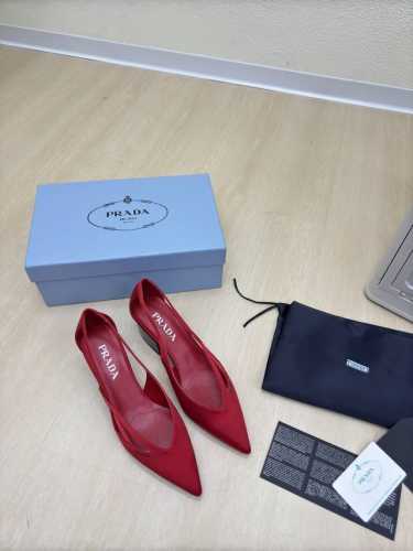 经典单鞋系列 Prada 简约设计 搭配三角标 Logo 的设计和简约的线条 很有格调 简单纯粹得色调 原版开模 舒适炸街 红色 真丝 Logo 擦色工艺 引领