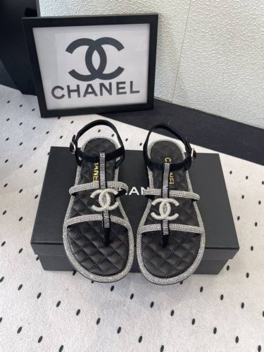 Chanel春夏新款链条凉鞋 超多网红时尚博主种草 夏天必备 拥有香家特色优雅名媛气质 让人无法抗拒 进口羊皮钻鞋面 混种羊皮垫脚 意大利真皮大底 Size：3