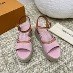 出厂 Lv 拉菲草草编坡跟凉鞋 顶级品质 本款 Helios 坡跟凉鞋出自路易威登 X 村上隆再版系列，以麻绳编底致意便鞋设计，再为涂层帆布鞋面融入缤纷 Mon