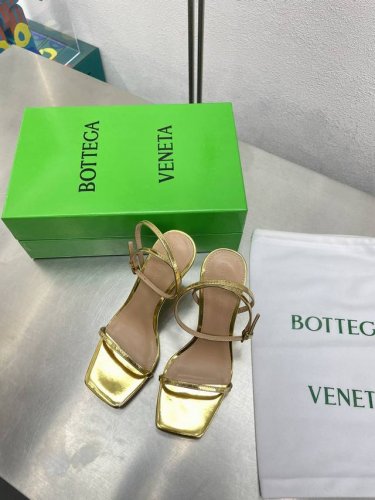 结绳跟 条带凉鞋 Bv Knot系列金属跟 金色 这款方头拖鞋简直Bv最新天花板啦 5彩色百搭 金属麻花跟 为了稳固耐穿特意采用特殊工艺 消除心理阴影 耐穿舒适