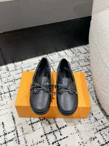 顶级版本louis vuitton 路易威登 25 Lv 春夏平底豆豆又是一款经典之作｜柔软细腻的小牛皮材质蝴蝶结logo鸡眼抽绳设计搭配LV小五金饰以点缀，细