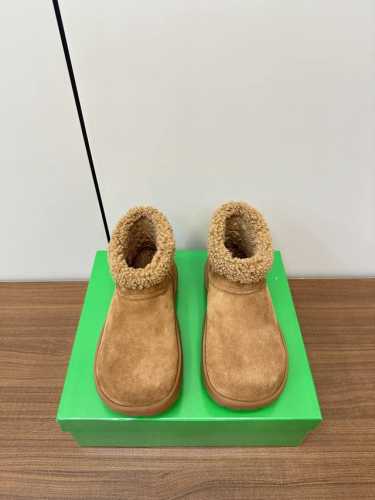 葆蝶家BV 秋冬新品羊皮毛一体女士Snap防水雪地靴 顶级版购入ZP对比做货，所有细节都跟柜上一致：包括鞋面皮料，鞋垫内里皮料、刻印logo，鞋底材质，楦头鞋型