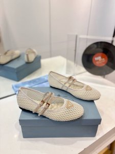 工厂价 Prada 玛丽珍单鞋 芭蕾舞鞋三角标触感凹凸感和原版一致 各大网红明星乔欣，程潇，同款圆头三角扣玛丽珍单鞋 ！ 时髦百搭Nice单品，各路美女站稳了，