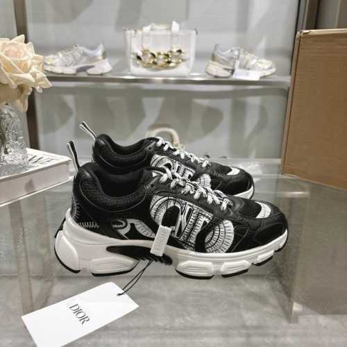 5296-黑 顶级本 这款 Dior Chrono 运动鞋是二零二四秋季成衣系列新品，以 Dior 的高订风格重新演绎跑步鞋。白色网眼织物搭配裸色和银色调层压皮