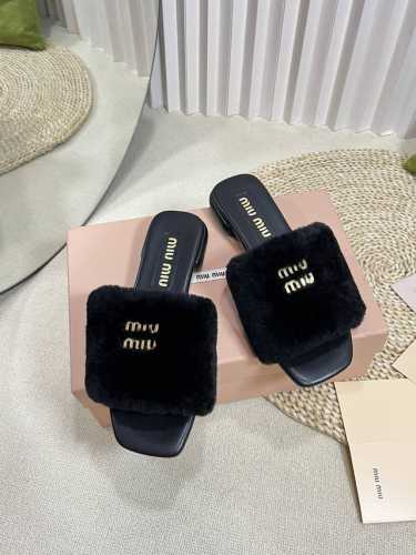 Miumiu 缪缪新款拖鞋 高品质闭眼入！超好穿搭，采用毛绒鞋面，人工一体裁剪，羊皮垫脚内里更加柔软舒服， 小字母五金mlu Mlu 原版真皮大底，约1.5Cm