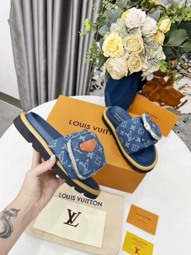 Louis Vuitton驴牌爆款 浮雕Logo 压花 凉拖鞋 本款 pool pillow Comfort 平底凉拖取材科技织物 以高频压印技术重绎 Mono