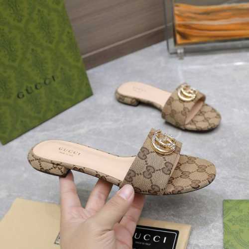 独家顶级版本 Gucci古*驰2025春夏最新爆款凉拖鞋系列 圆头纯色钻扣后空凉鞋 最新双G水钻饰扣原单品质 原汁原味的欧式风格，上脚非常完美穿搭上配此鞋，优雅