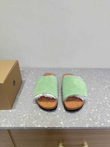 BIRKENSTOCK 博肯 毛毛鞋 情侣款 加绒软木拖鞋外穿Arizona系列 舒适还轻便，再加上弧度贴合脚弓，而且软木乳胶有一定的收缩性，长时间穿着后能贴合
